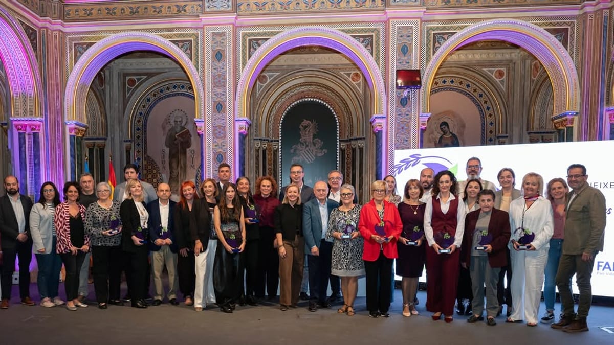 Grupo de mujeres emprendedoras posando en un acto de reconocimiento de la Diputación de Valencia