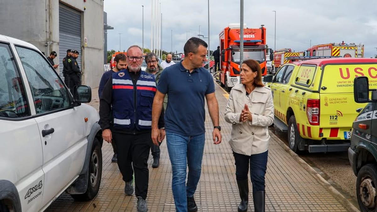 Vehículos de emergencia y servicios de rescate de la Generalitat de Catalunya y USC durante la intervención en la zona afectada por la Dana en Oliva