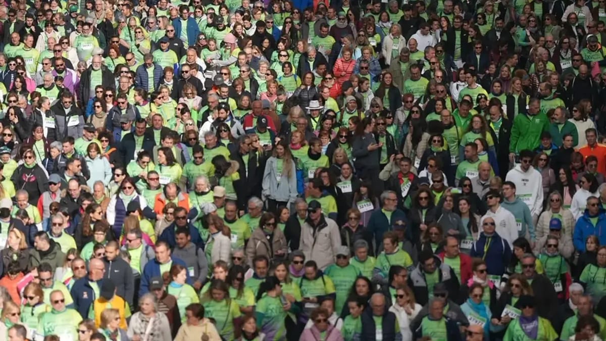Participantes en la marcha contra el cáncer organizada por la Diputación de Valladolid con pancarta Valladolid contra el cáncer