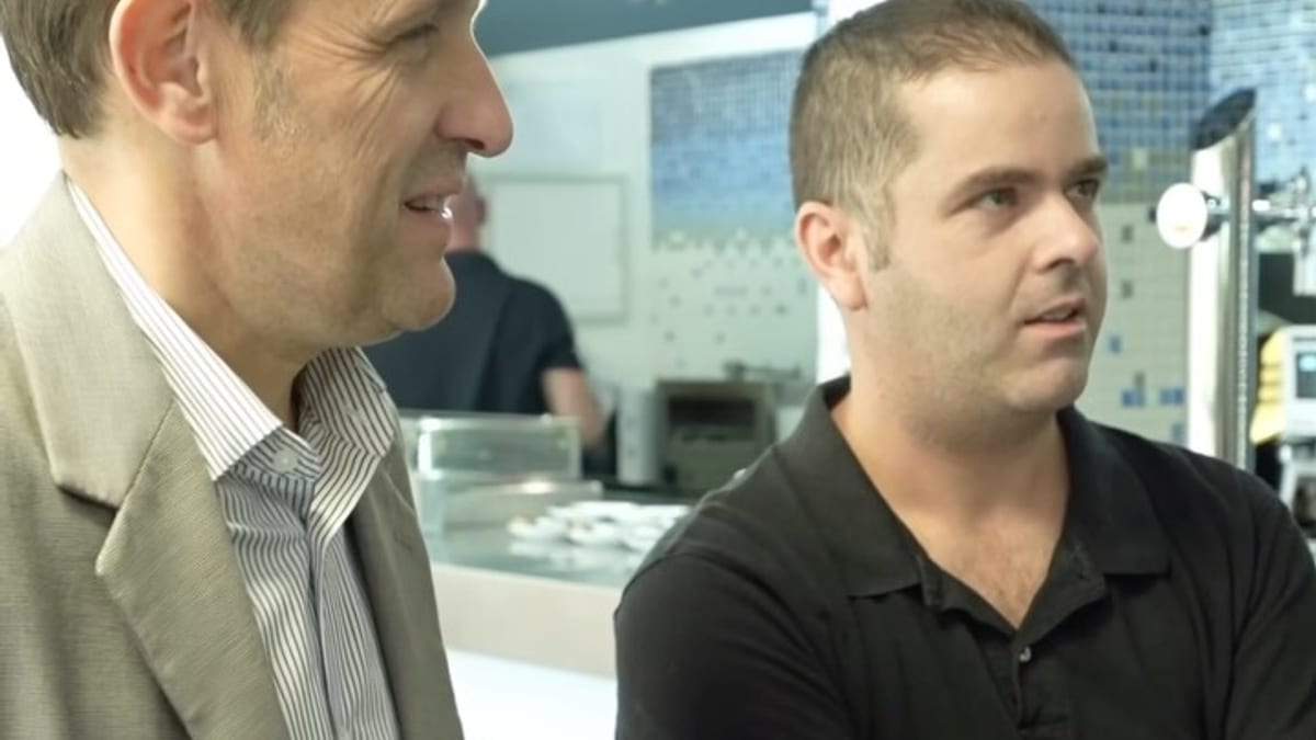 Presidente Conrado Íscar visitando la cafetería gestionada por Fintras con motivo del Día Mundial de la Salud Mental
