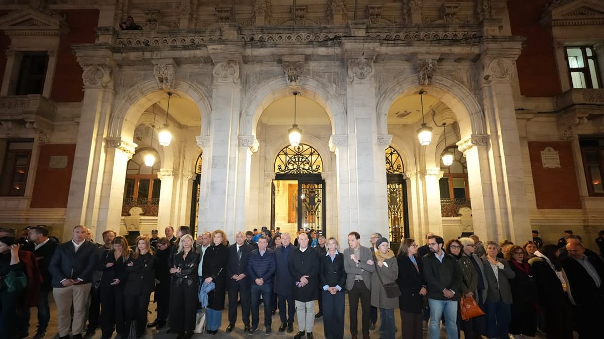 El presidente de la Diputación de Valladolid, Conrado Íscar, participa en el minuto de silencio por el accidente ferroviario de Toledo en el Ayuntamiento de Valladolid