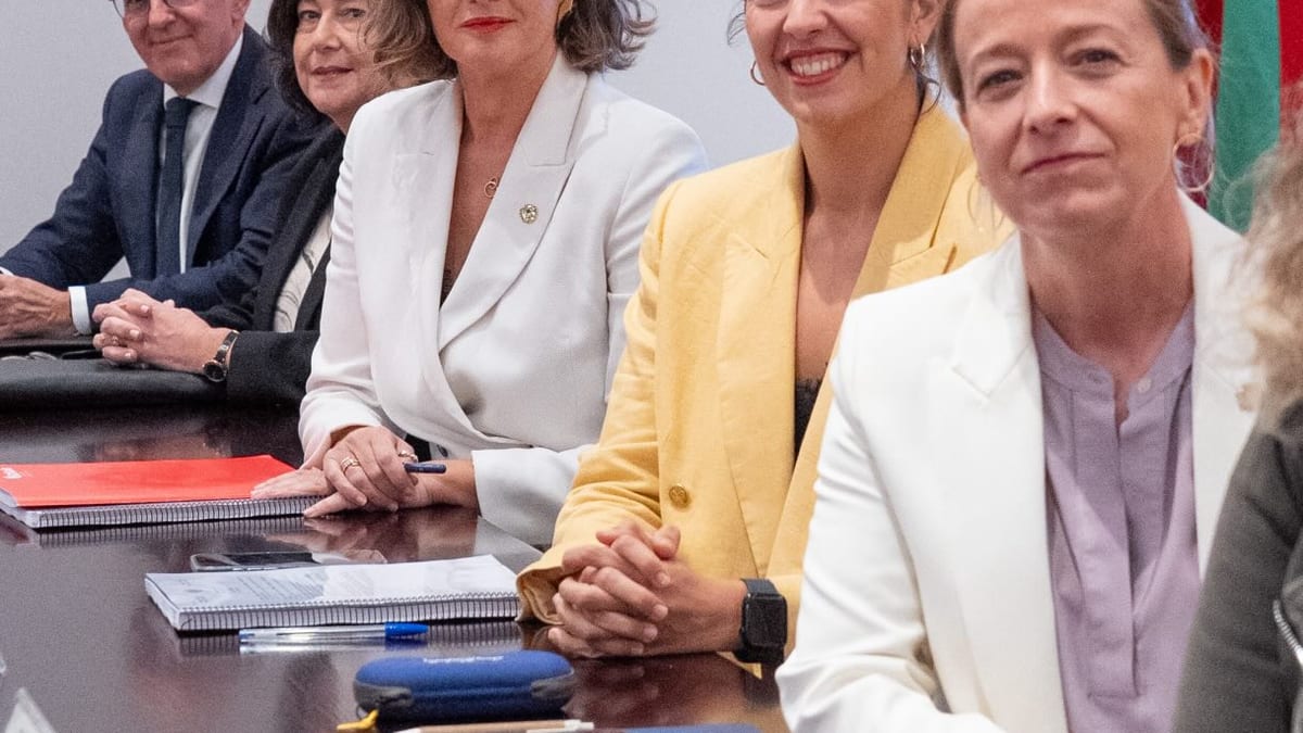 Reunión de la Diputación de Vizcaya en sala de conferencias con bandera de Euskadi