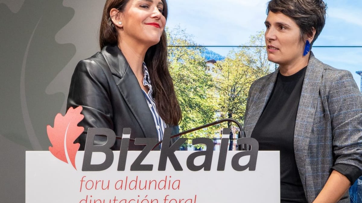 Cartel informativo de decisiones de la Diputación Foral de Vizcaya sobre ordenación territorial de Enkarterri y temporada de playas 2026