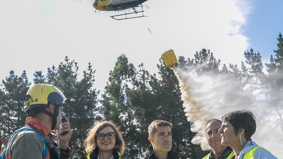 Profesionales del dispositivo INFOBI durante el simulacro de incendio forestal en Zalla, con equipos de seguridad y medios de extinción