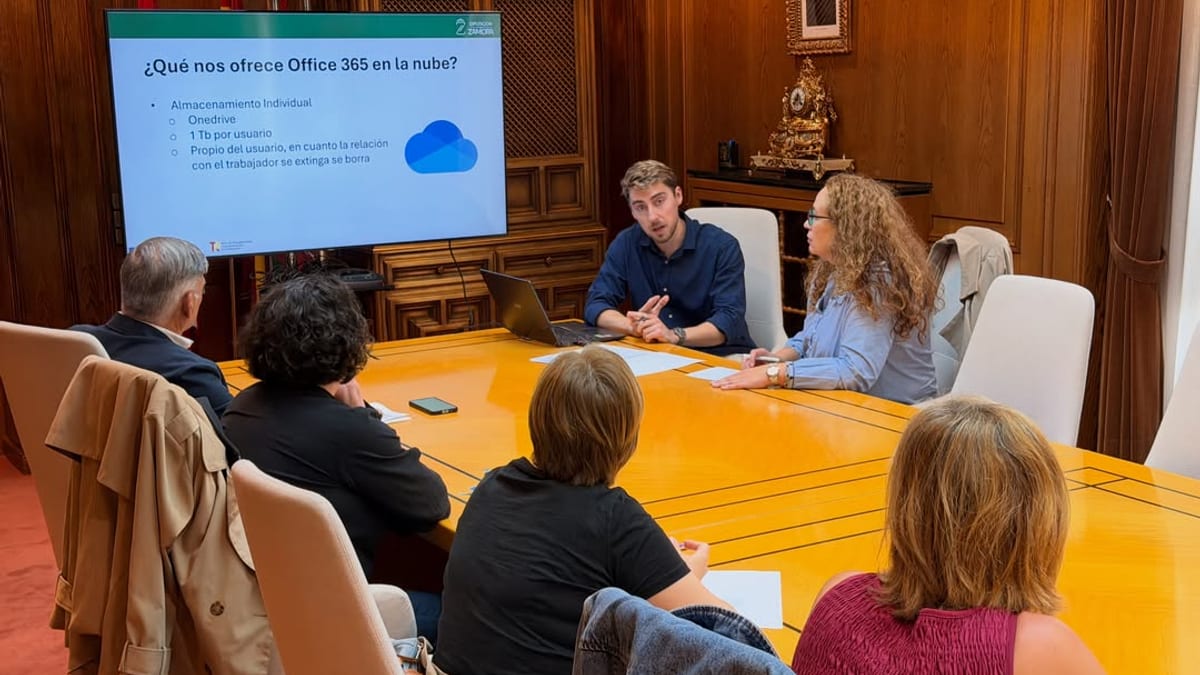 Reunión de la Diputación de Zamora con secretarios municipales en la Sala de Comisiones para presentar herramientas digitales