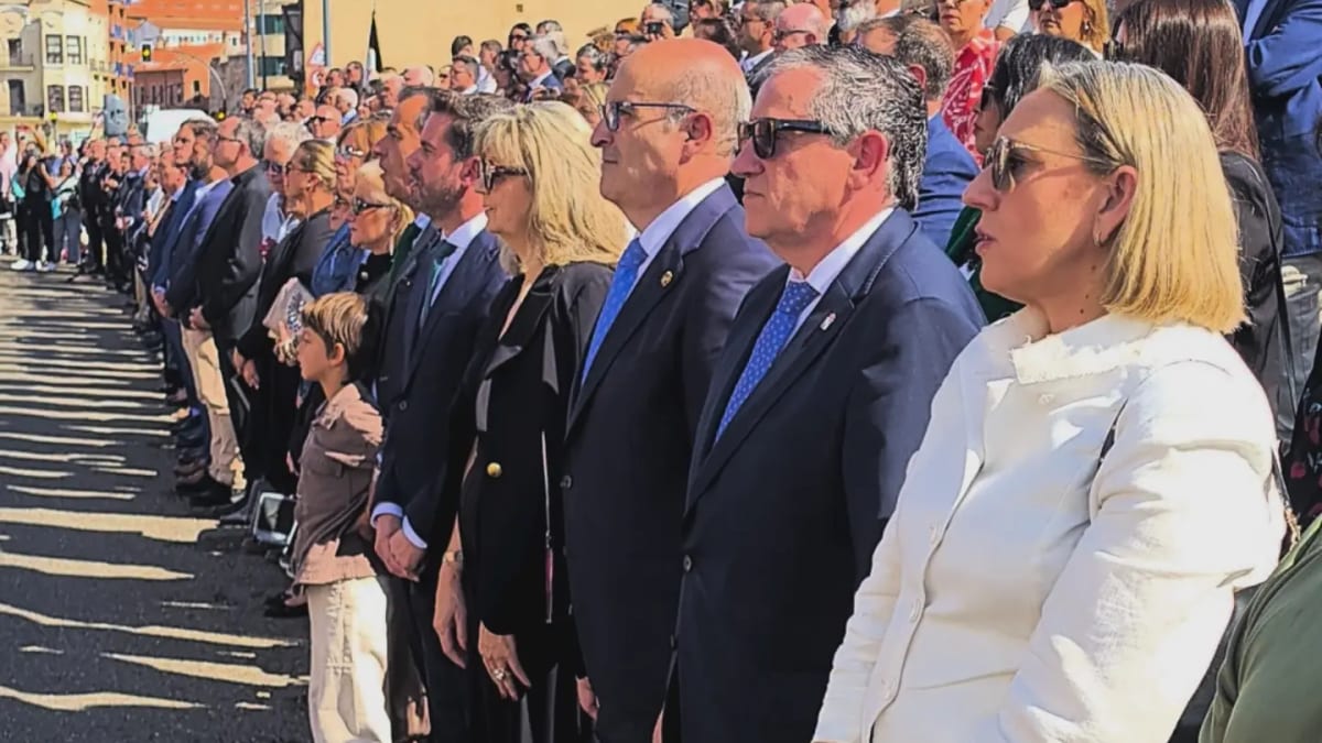 Acto de celebración de la festividad de la Virgen del Pilar en la Avenida de la Feria de Zamora con presencia de público y autoridades de la Diputación