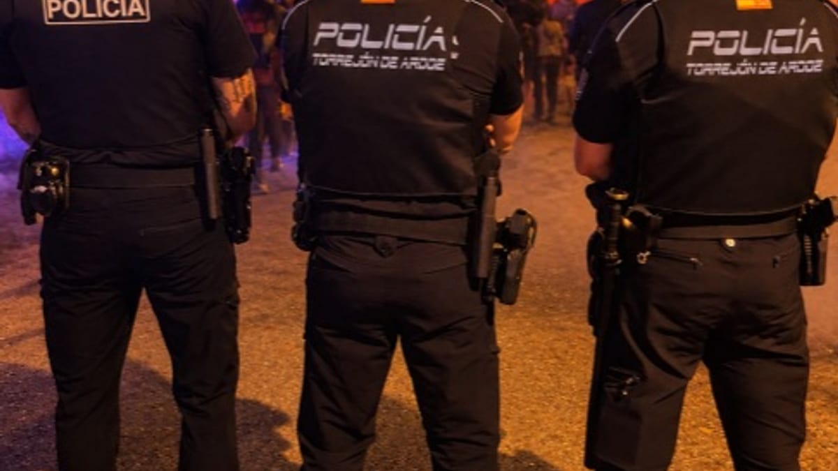 Cartel informativo del dispositivo de seguridad de Paracuellos de Jarama para Halloween y fiesta juvenil del 1 de noviembre, con indicación de efectivos policiales y recursos de emergencia