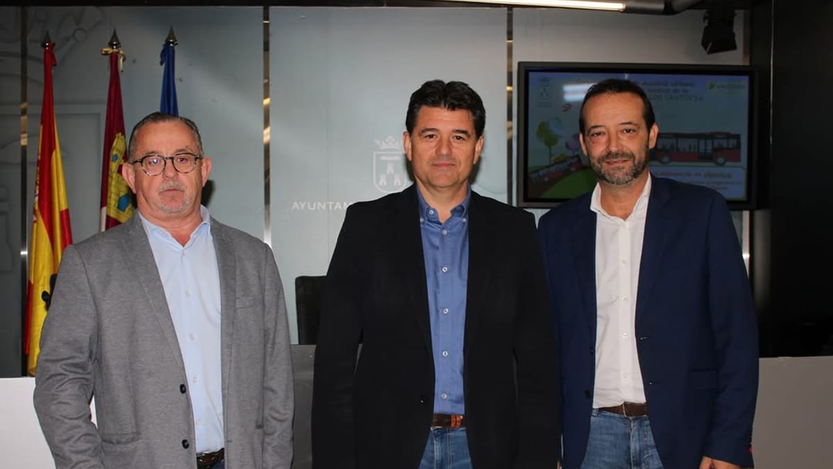 Presentación del dispositivo especial de Todos los Santos: concejales Carlos Calero y Francisco Navarro junto a Julio Jiménez, gerente de Mortualba