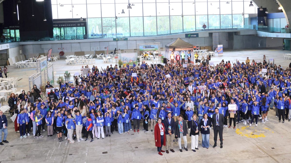 Grupo de escolares y empresarios reunidos en el evento Distrito Emprendedor organizado por Valnalón