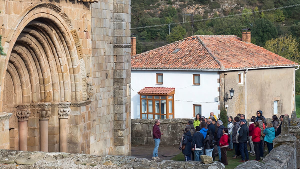 Cartel promocional de la colaboración entre las fundaciones del Camino Lebaniego y Santa María la Real para divulgar la Cantabria medieval