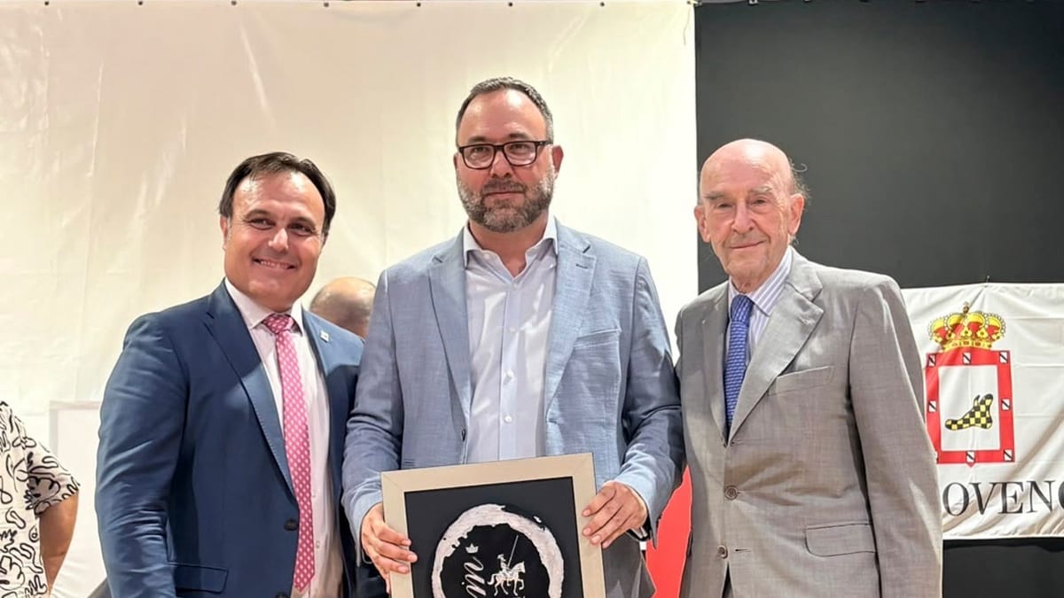 Acto de entrega del Premio Iniciativa Enoturística de la DO La Mancha al Ayuntamiento de Tomelloso en los Premios Vino y Cultura 2026