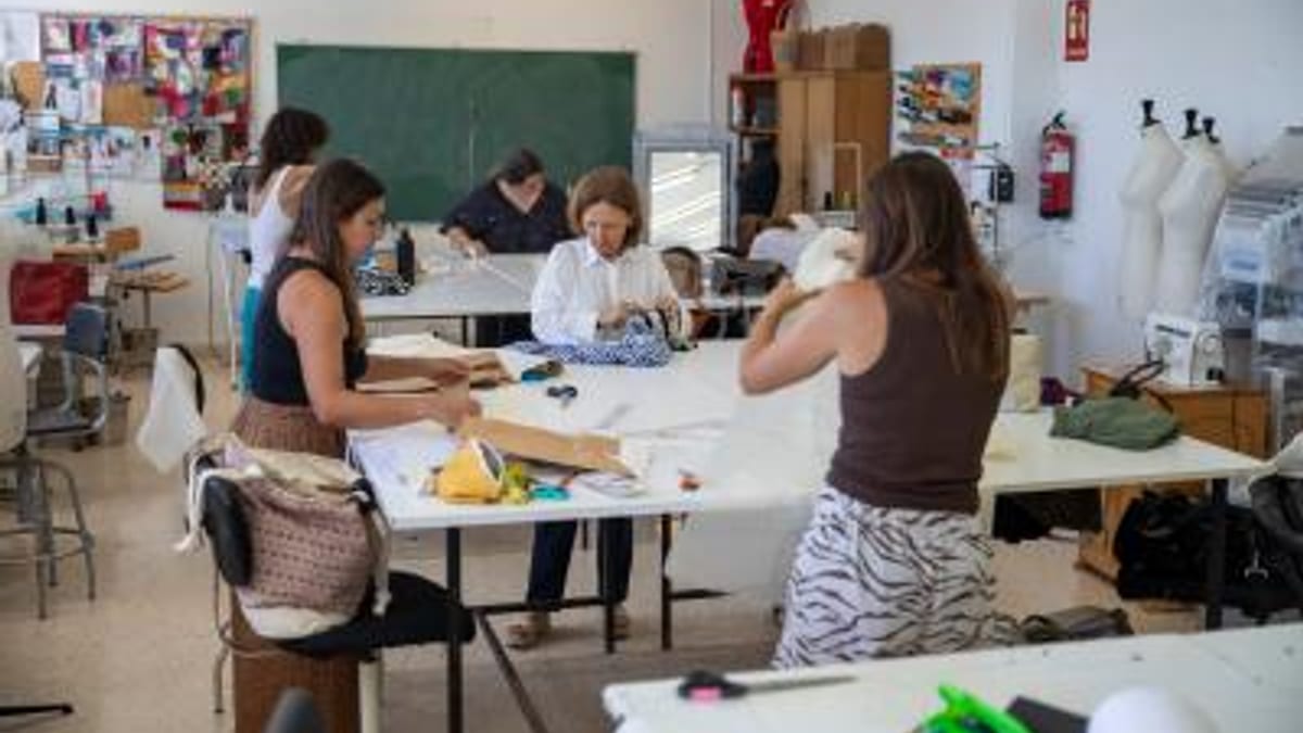 Cartel promocional de los cursos de artesanía tradicional del Consell d'Eivissa