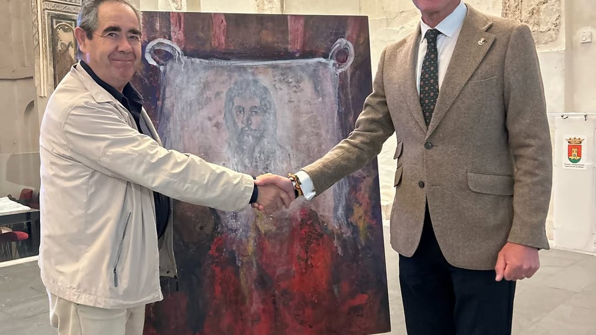 El pintor José Luis López Romeral junto al presidente del Organismo Autónomo Local de Cultura de Talavera de la Reina con la obra 'El Salvador, homenaje a El Greco'