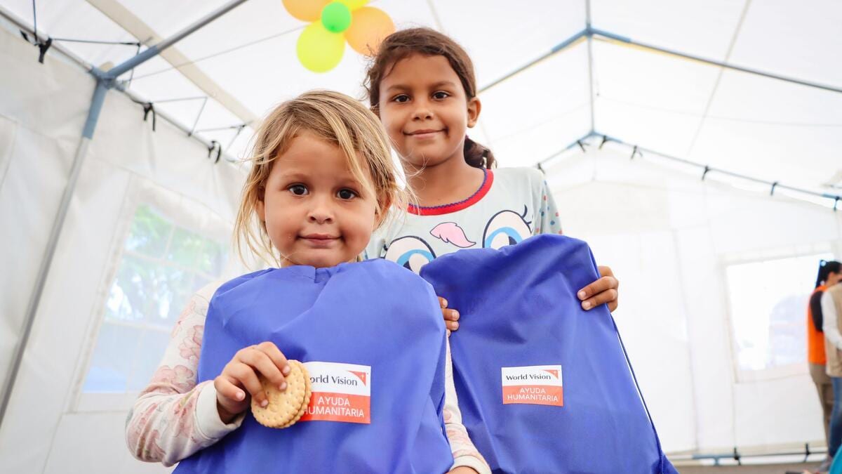 Equipo de World Vision proporcionando ayuda humanitaria en emergencia