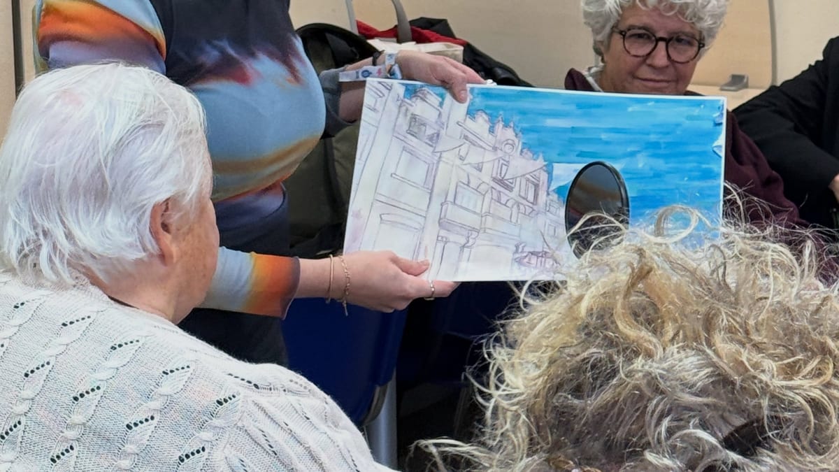 Grupo de personas mirando un dibujo o documento durante la sesión del proyecto Donde no imaginas en El Cristo