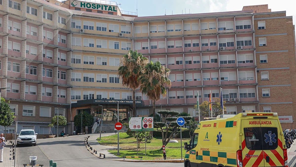 Ambulancia de emergencias y personal sanitario interviniendo en caso de evacuación hospitalaria