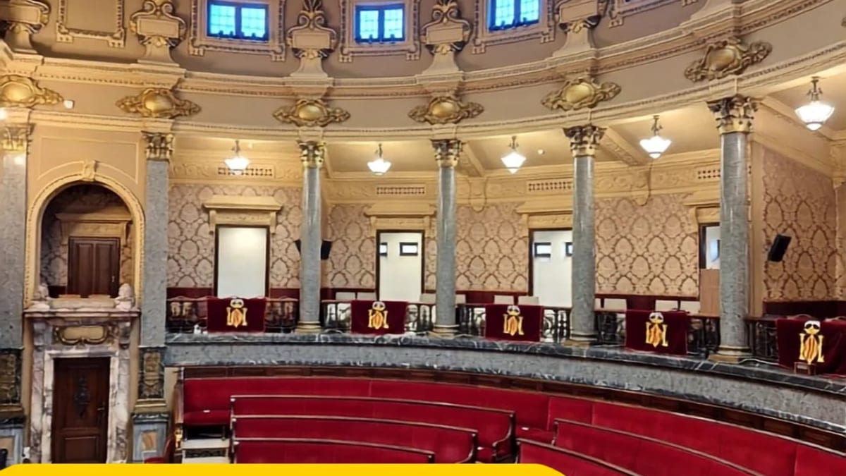 Hemicicle municipal de Valencia con el logo del Pleno de Valencia