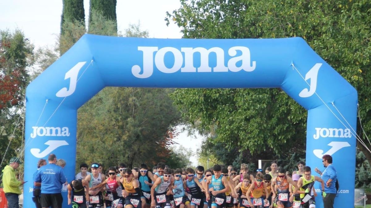 Participantes en el Duatlón Cross La Tribu en el Parque Juan Carlos I de Pinto