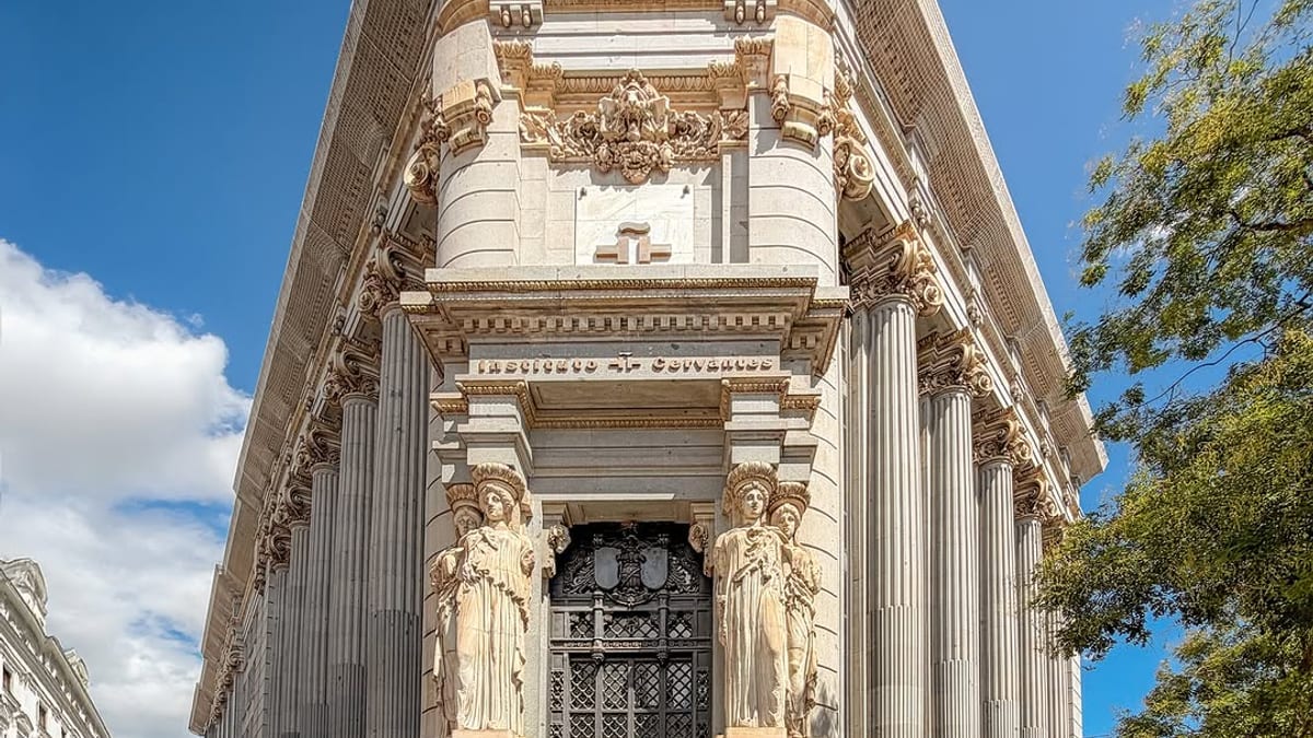 Fachada del Edificio de las Cariátides en la calle de Alcalá, con las cuatro figuras escultóricas que dan nombre al inmueble, sede del Instituto Cervantes