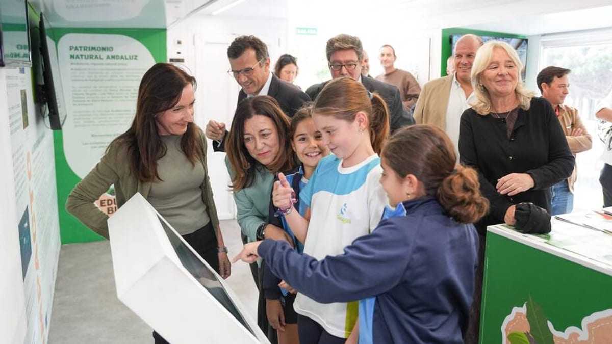 Grupo de visitantes en el EducaBus de Cádiz observando paneles informativos sobre patrimonio natural andaluz