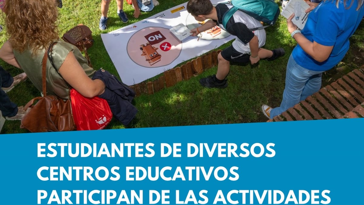 Estudiantes participan en talleres de educación ambiental y reciclaje en los jardines del Palacio de Carvajal de Cáceres durante las Puertas Abiertas de la Diputación