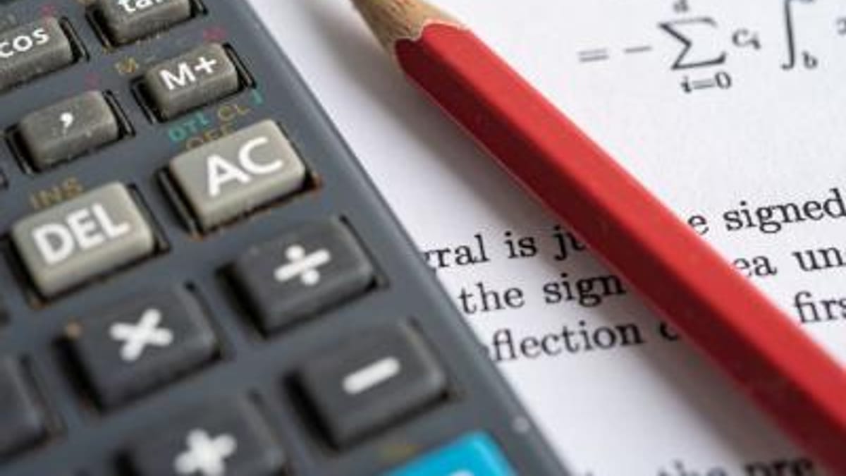 Imagen de materiales educativos con fórmulas matemáticas, calculadora y lápiz utilizados en la Evaluación de Diagnóstico de la Generalitat Valenciana