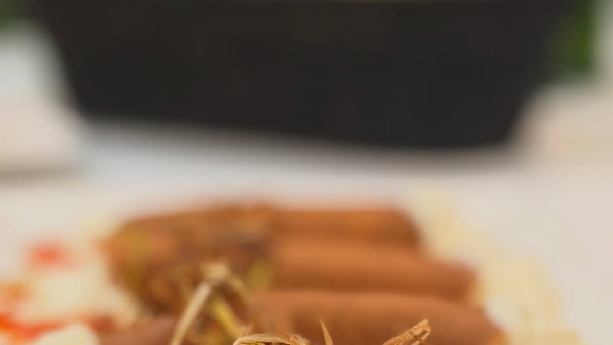 Cartel promocional de El Desarme 2024 con propuestas gastronómicas tradicionales de Oviedo