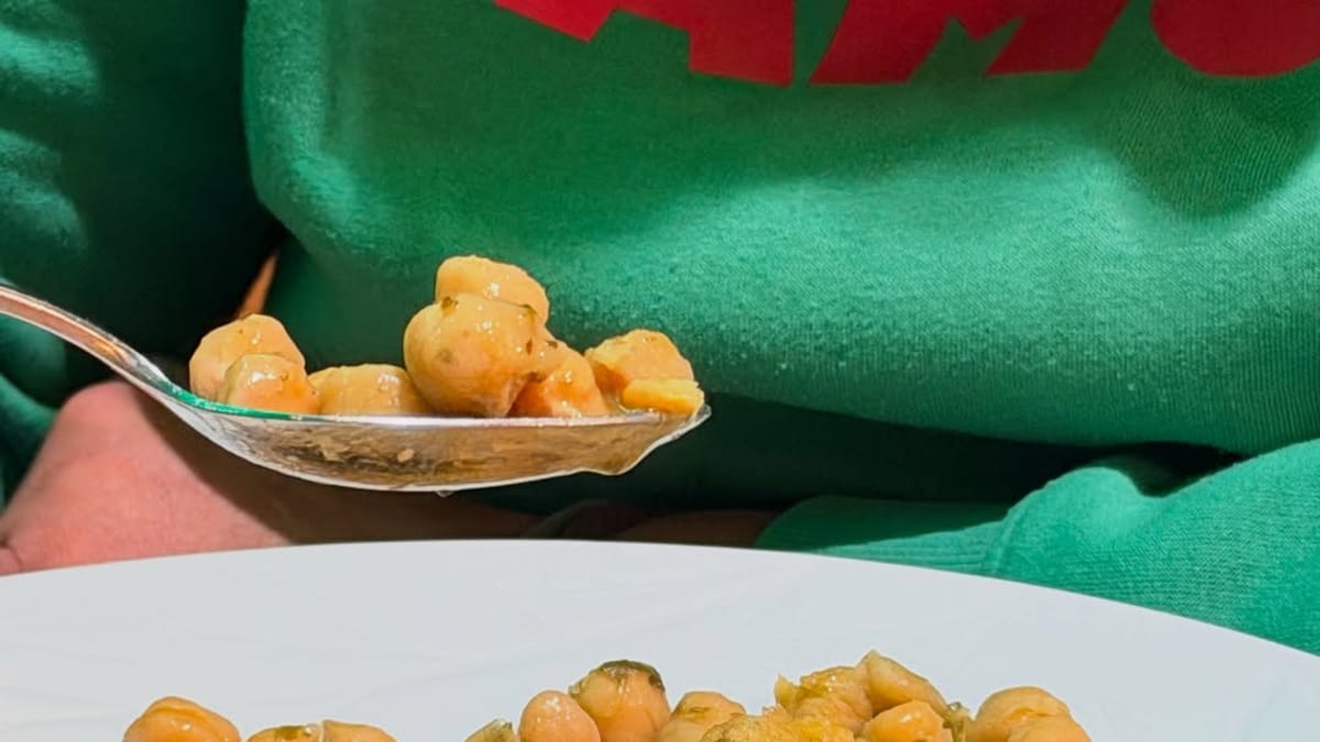 Platos de la campaña gastronómica El Desarme de Oviedo con garbanzos, bacalao y especialidades culinarias asturianas