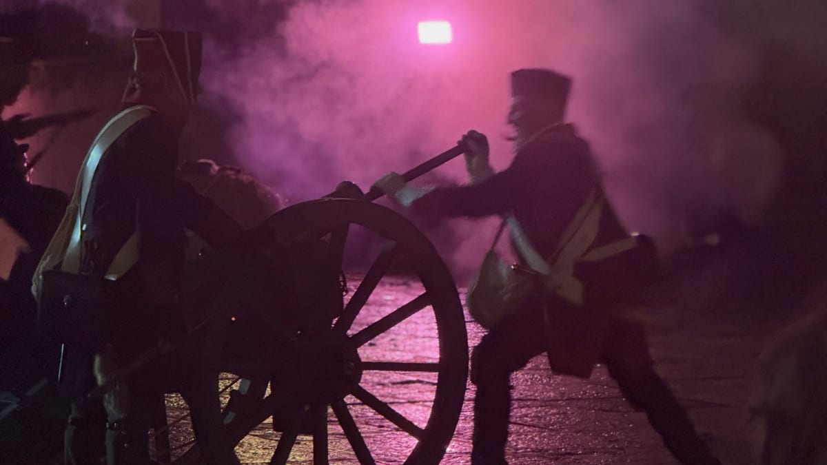 Desfile del Desarme en Oviedo con cofrades y tropas históricas pese a la lluvia