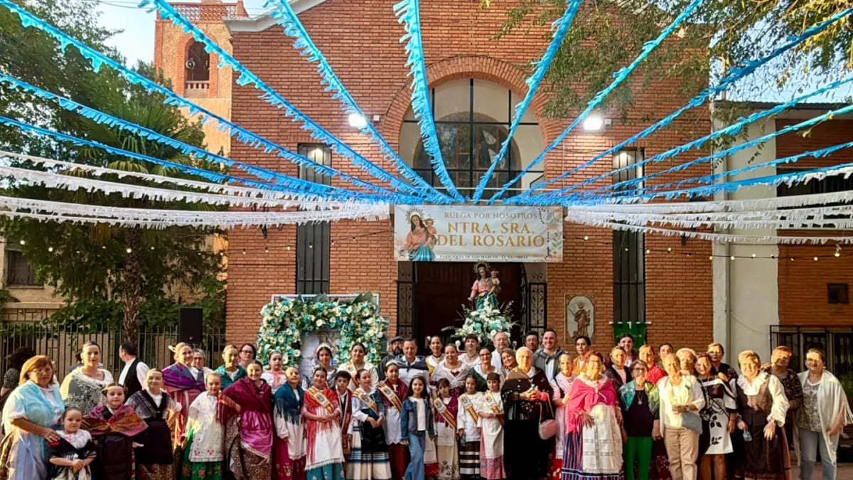 Acto de ofrenda de flores y celebración del 50 aniversario de las fiestas de la patata en El Salobral con autoridades municipales