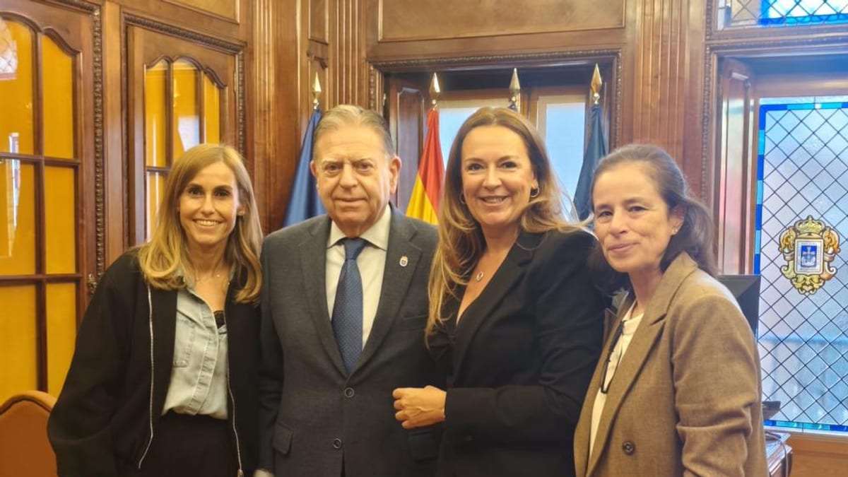 Evento El Sueño de Vicky en Oviedo, con participantes en edificio oficial con decoraciones de madera