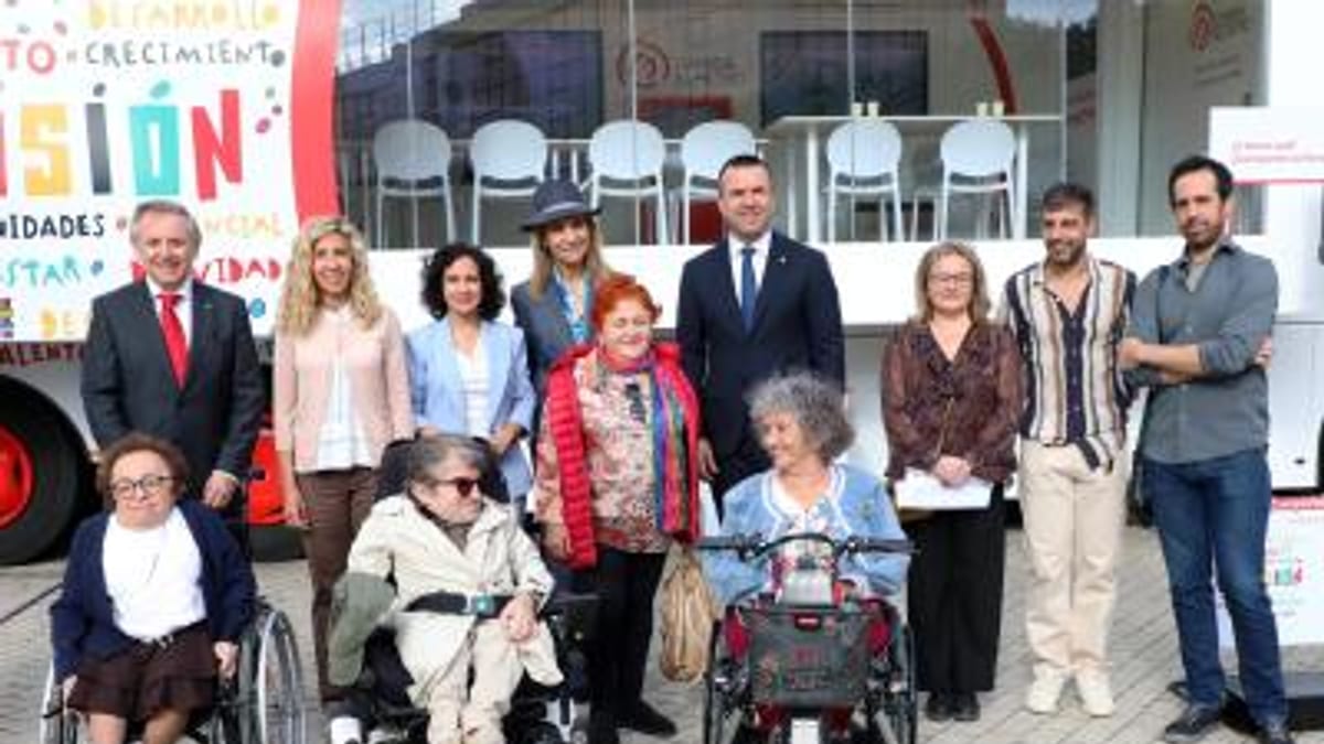 Elena Albalat y la Infanta Elena en la campaña 'Cambia el filtro' frente al autobús solidario de la Fundación Mapfre y Fundación AHUCE