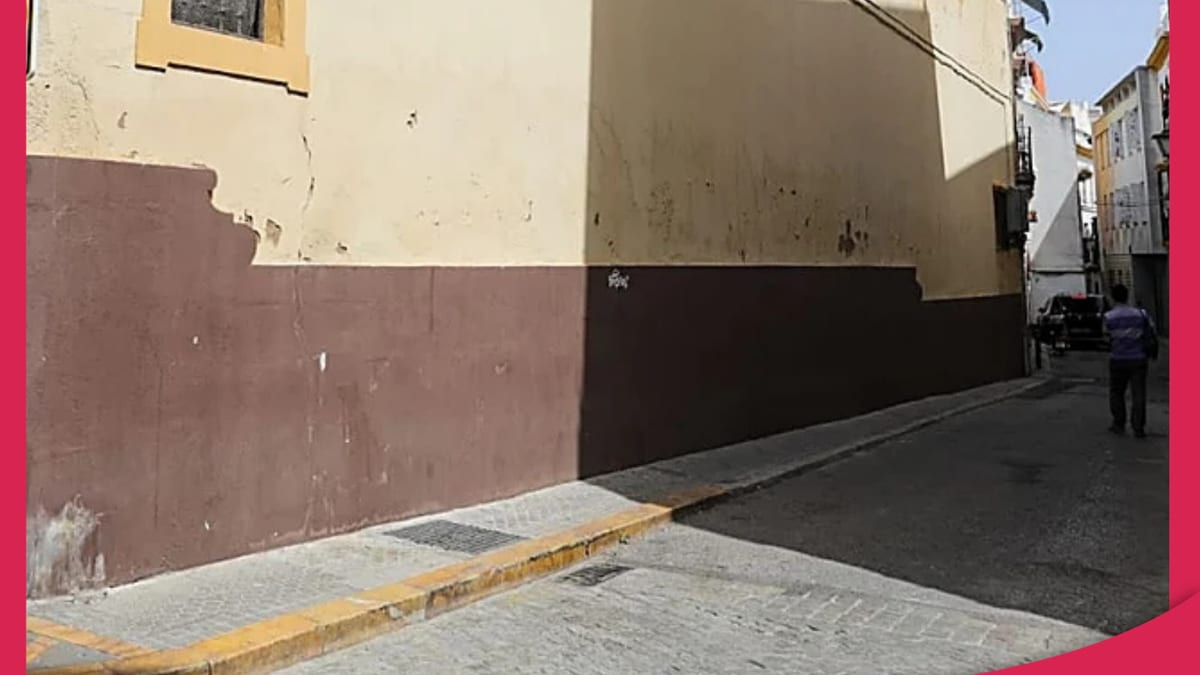 Cartel informativo del Ayuntamiento de Sevilla sobre inicio de obras de renovación de redes de abastecimiento en calle Vírgenes