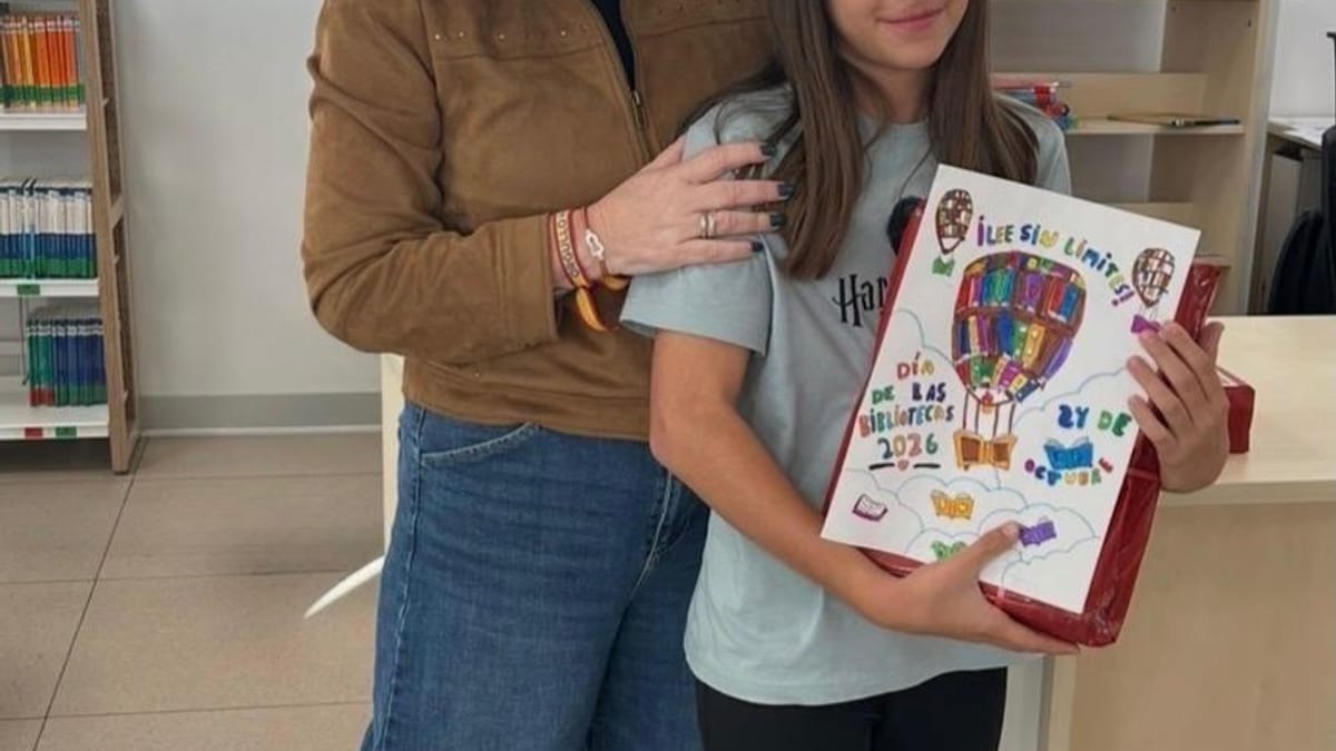 Emma Rodríguez Gómez, ganadora del Concurso de Carteles por el Día de las Bibliotecas 2026 en la modalidad de 6 a 11 años, sosteniendo su obra premiada