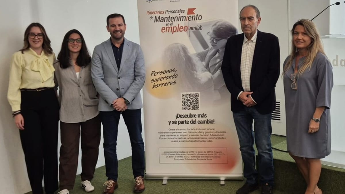 Cartel de los Itinerarios Personales de Mantenimiento en el Empleo AMIAB, con el mensaje 'Personajes superando barreras' y logos de CEPES y AMIAB