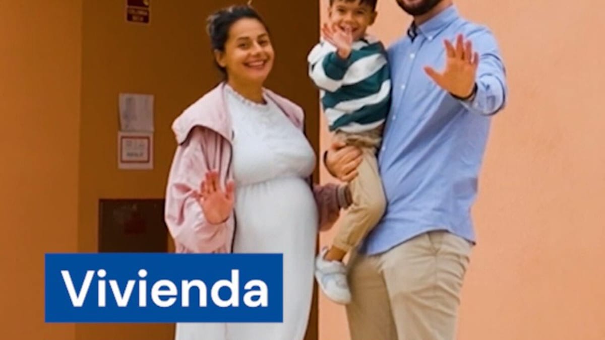 Familia madrileña recibiendo las llaves de su nuevo hogar en vivienda de alquiler asequible adjudicada por EMVS