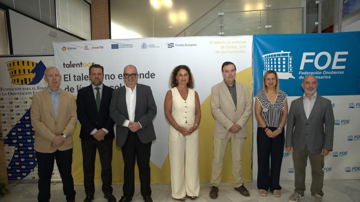 Encuentro de empleadores en la Federación Onubense de Empresarios con pancartas sobre talento inclusivo y logotipos de instituciones participantes