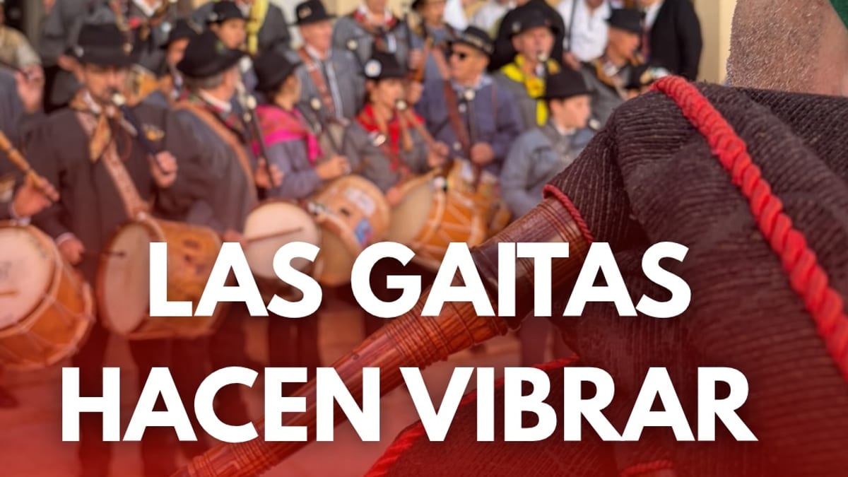 Momento del I Encuentro Internacional de Gaitas en Guadalupe con músicos tocando la gaita en las calles