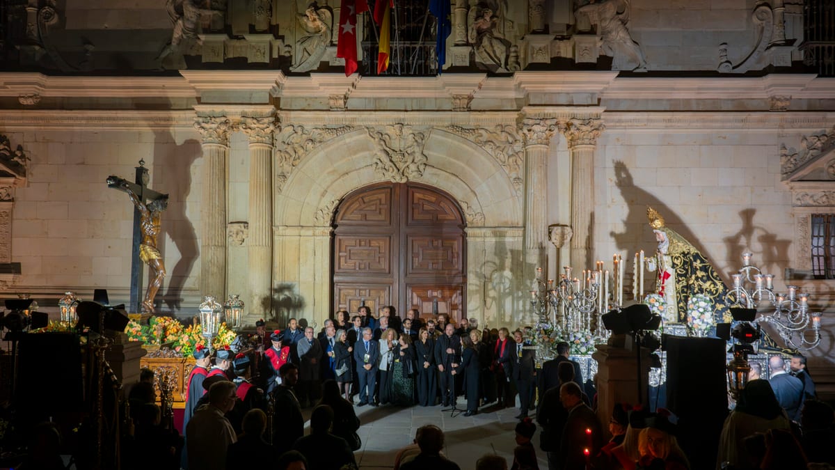 Procesión religiosa en la plaza de San Diego durante el encuentro de Nuestra Señora de la Soledad Coronada en el Congreso Nacional de Semana Santa de Alcalá de Henares