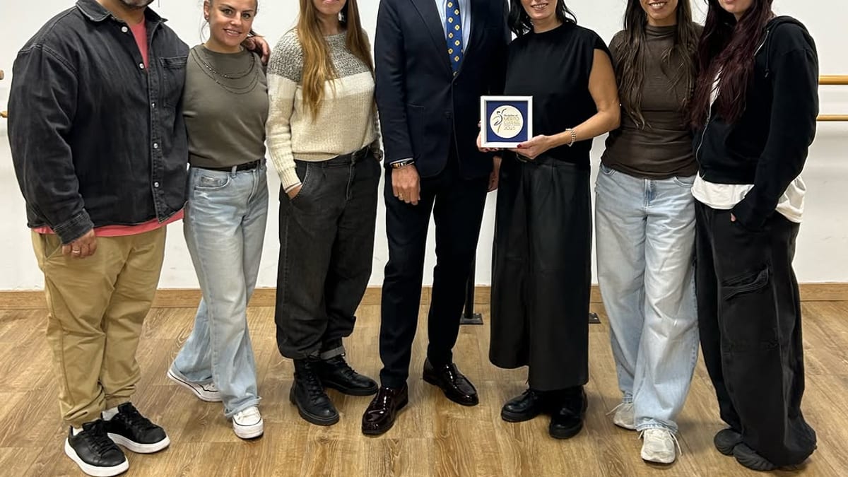 Enrique Etayo, concejal de Cultura del Ayuntamiento de Talavera de la Reina, junto a Lucía Quintas, fundadora y directora de la Academia de Danza y Artes Escénicas ADAE ALMA