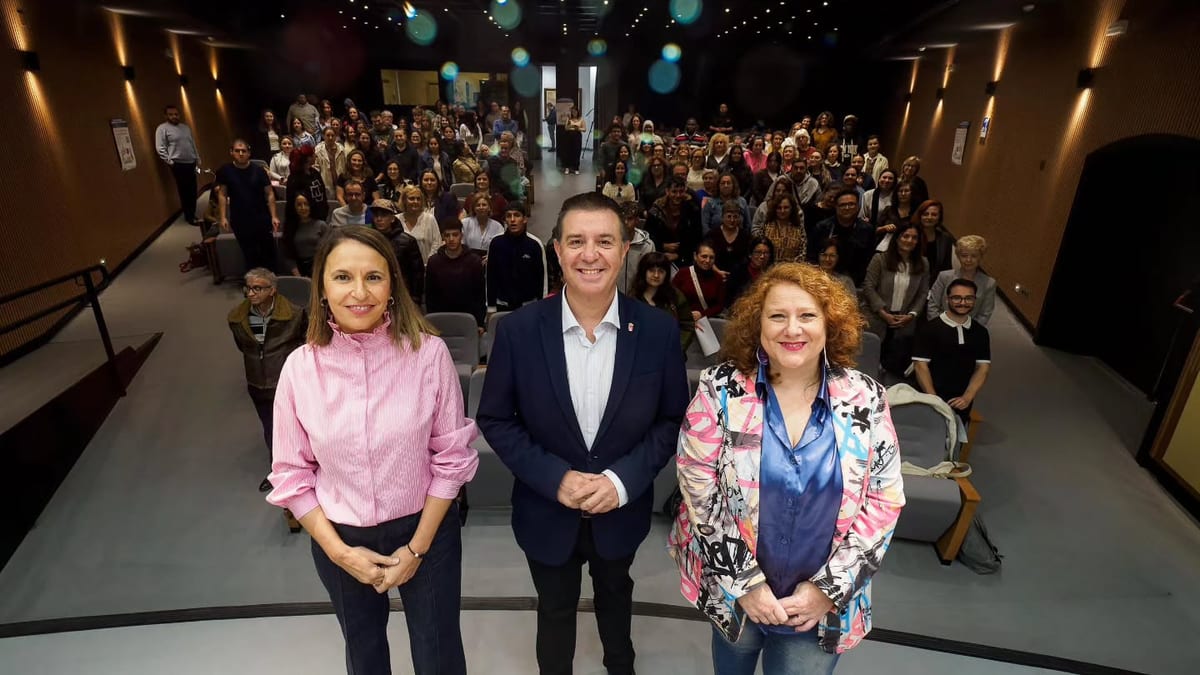 Entrega de diplomas del programa Dipualba Protege II de la Diputación de Albacete con el presidente Santi Cabañero y la diputada Yolanda Ballesteros en la jornada sobre mujer rural, empleo y corresponsabilidad