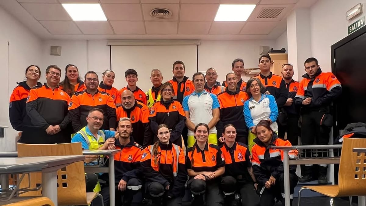 Personal uniformado de San Sebastián de los Reyes con chalecos de protección durante entrenamiento con SUMMA 112