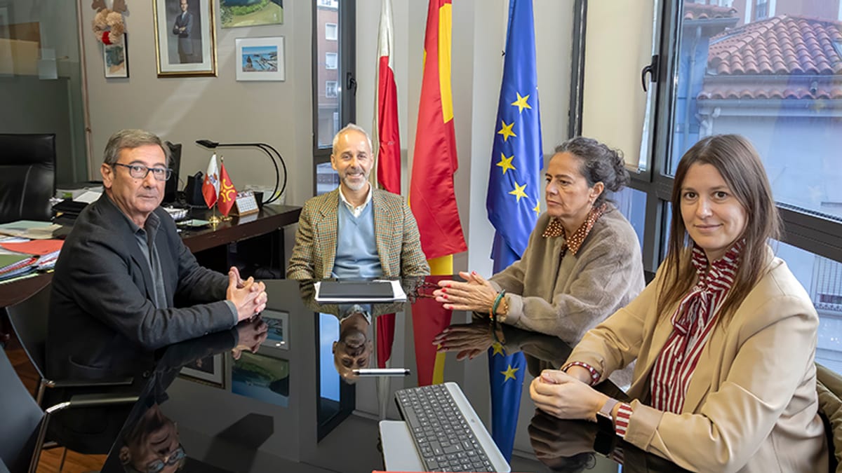Reunión entre Sergio Silva, consejero de Educación, y Francisco Viar, alcalde de Santa María de Cayón, sobre infraestructuras educativas y transporte universitario