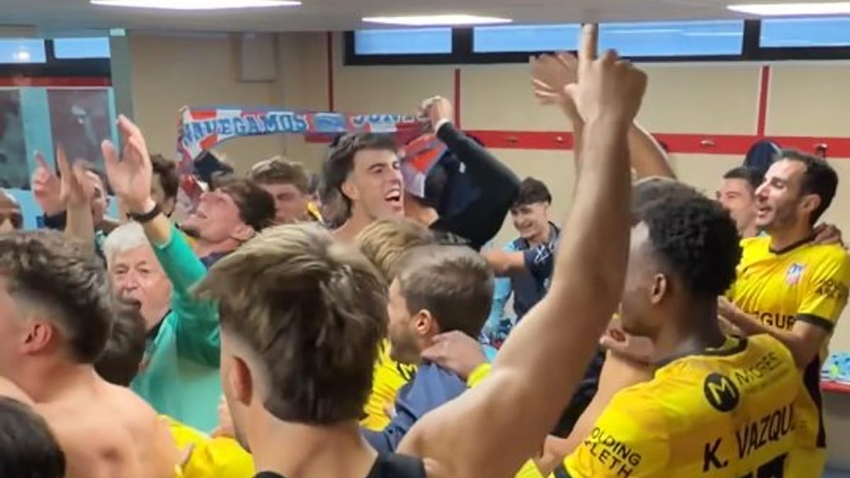 Equipo de fútbol de Navalcarnero en equipación amarilla y negra celebrando en el vestuario