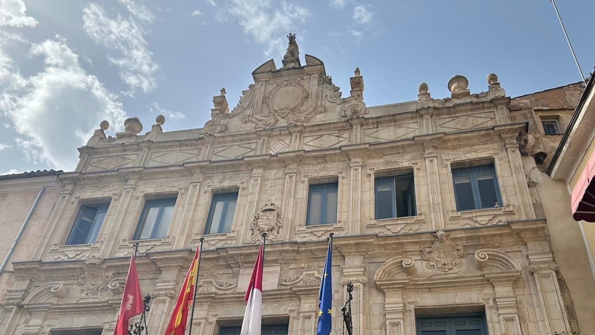 Fachada del Ayuntamiento de Cuenca con bandera oficial y decoración floral
