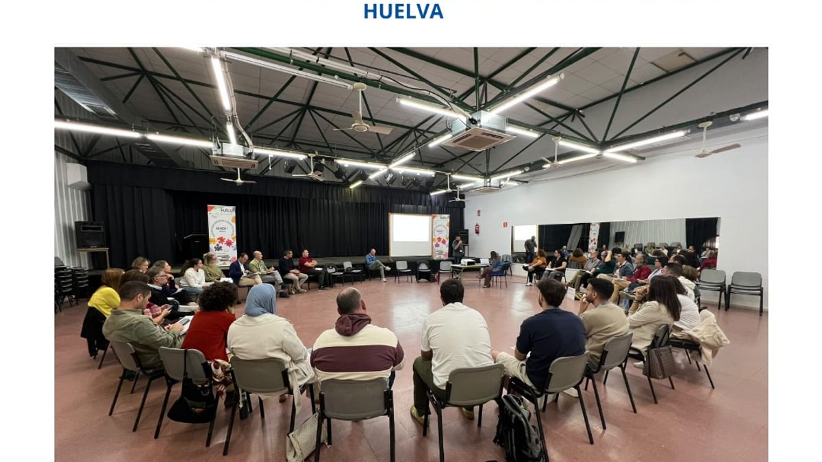 Mesa Sectorial de Inclusión Laboral y Desarrollo Socioeconómico de ERACIS+ en el Centro Social Lazareto de Huelva con participantes de entidades sociales y administraciones