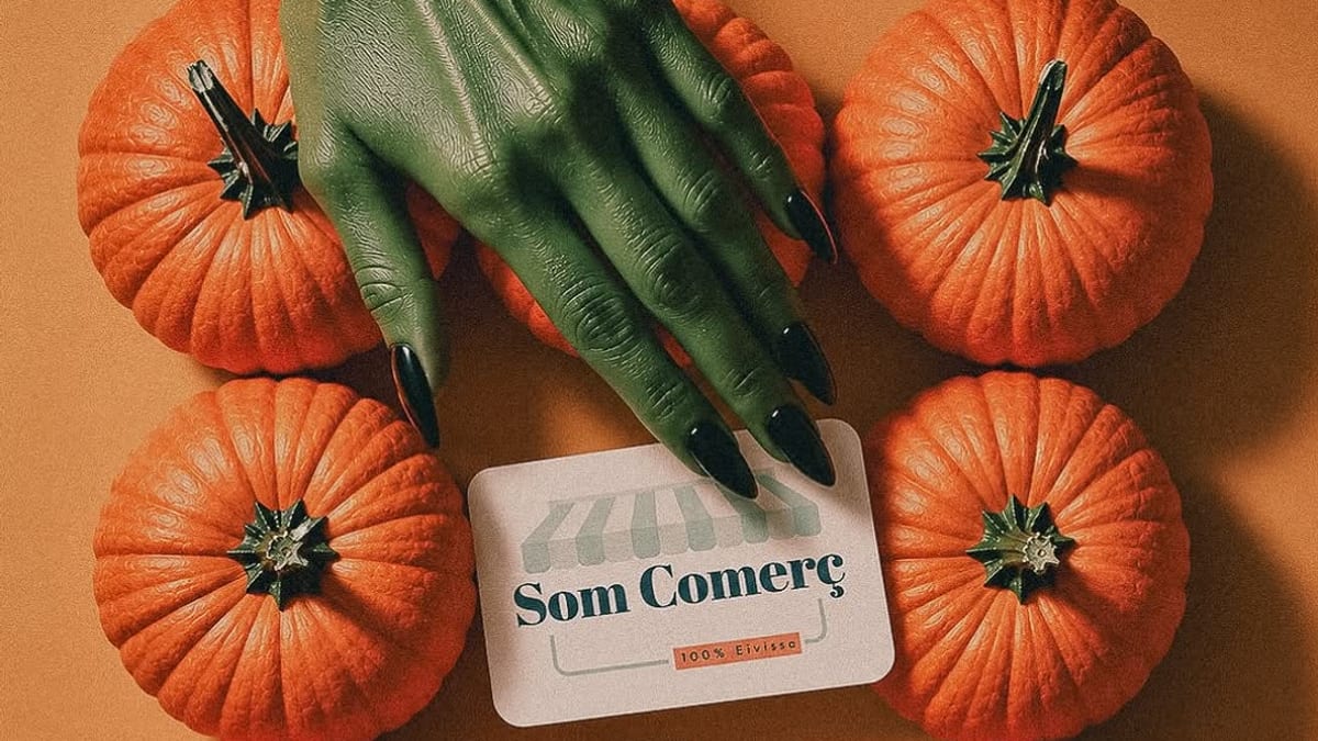 Cartel de Som Comerç invitando a visitar escaparates de Halloween en comercios locales de Ibiza con el lema 100% Elvisc