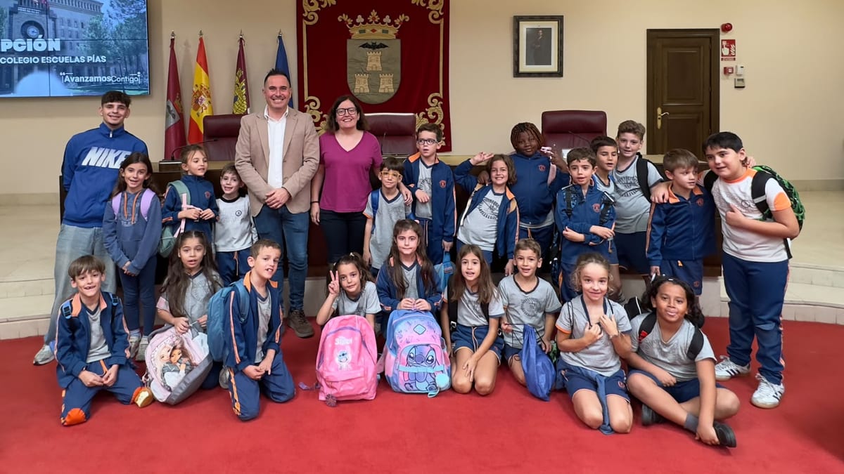 Alumnos del colegio Escolapios de Albacete durante la visita educativa al Salón de Plenos con Pascual Molina
