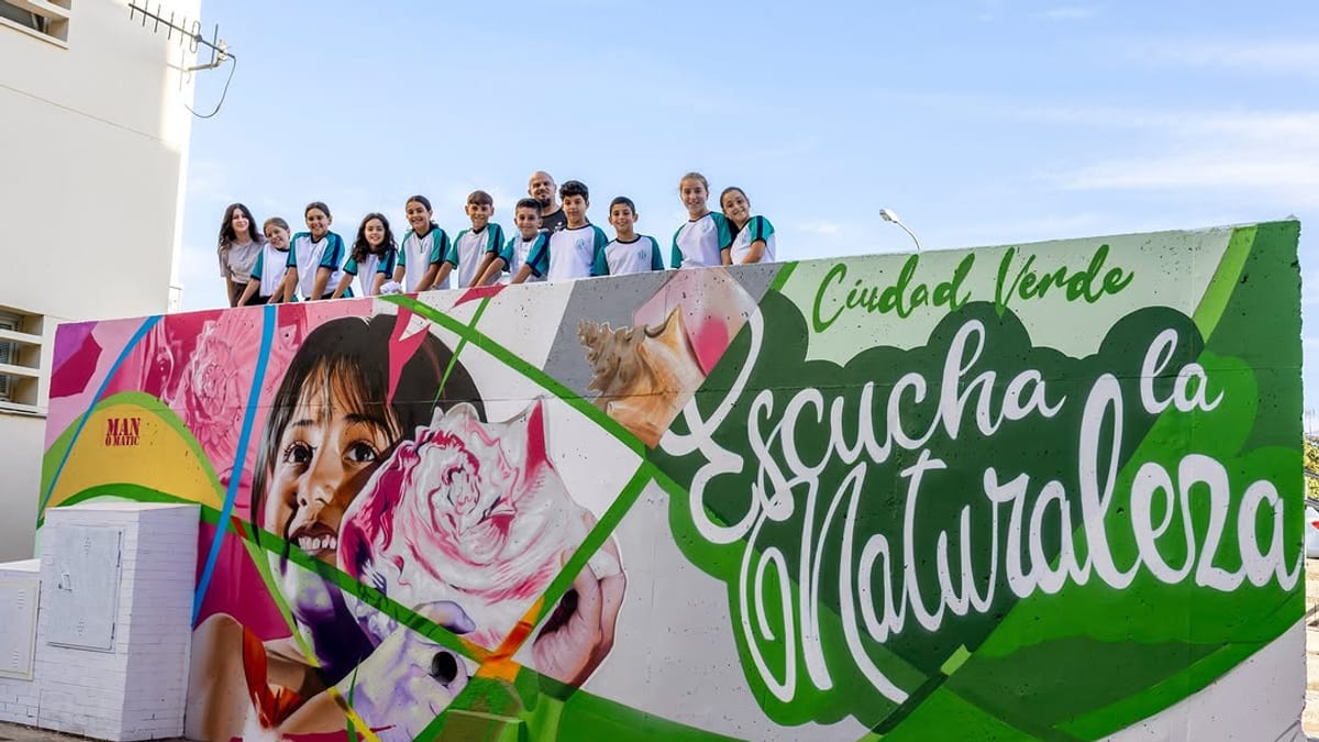 Escolares crean mural ambiental con el artista Manomatic en el ambulatorio de Las Adoratrices de Huelva