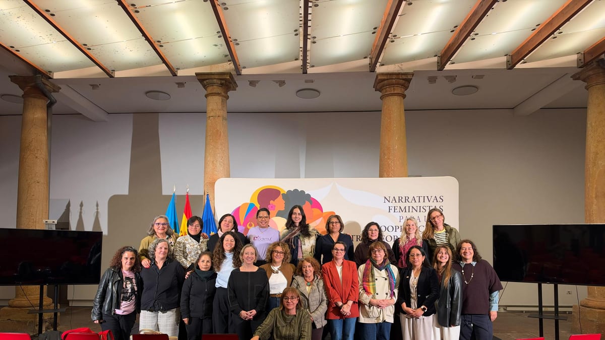 Cartel de la Escuela Asturiana de Cooperación Feminista con el texto 'Narrativas Feministas para Cooperación'
